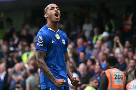 Emile Heskey an tuong voi Joao Pedro