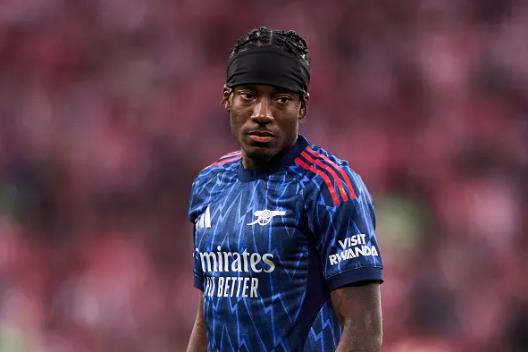 Chelsea bi chi trich vi de Noni Madueke toi Arsenal.