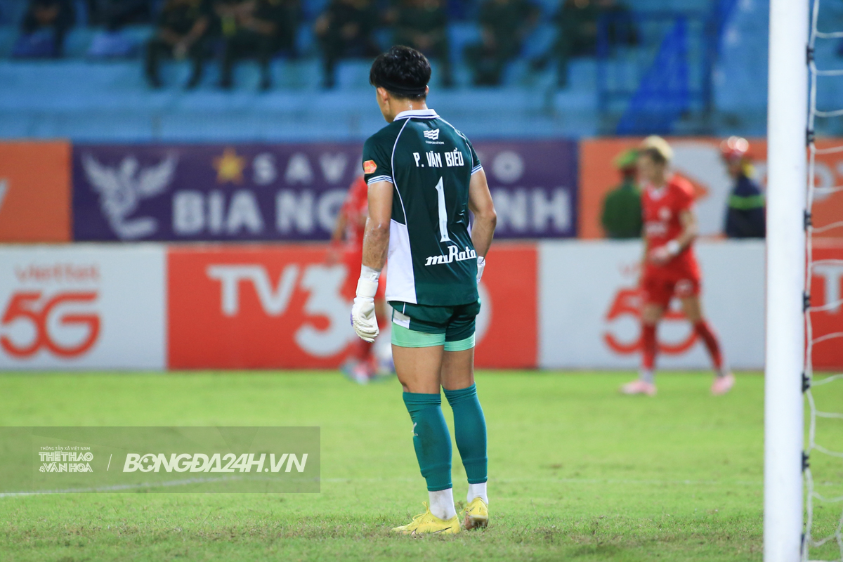 Phan Van Bieu bat thay Bui Tien Dung Viettel vs da Nang 20/10