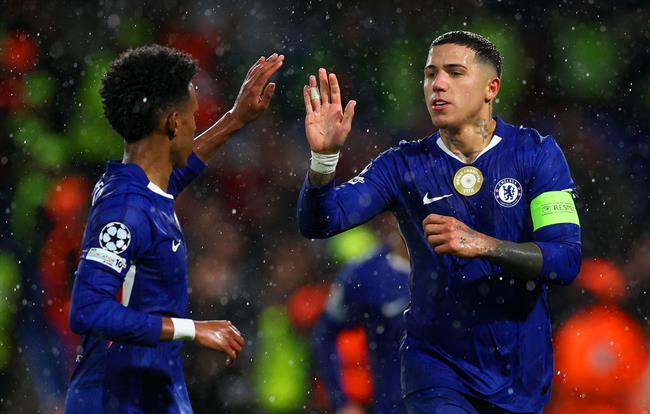 Estevao cảm ơn Enzo Fernandez đã nhường penalty 1